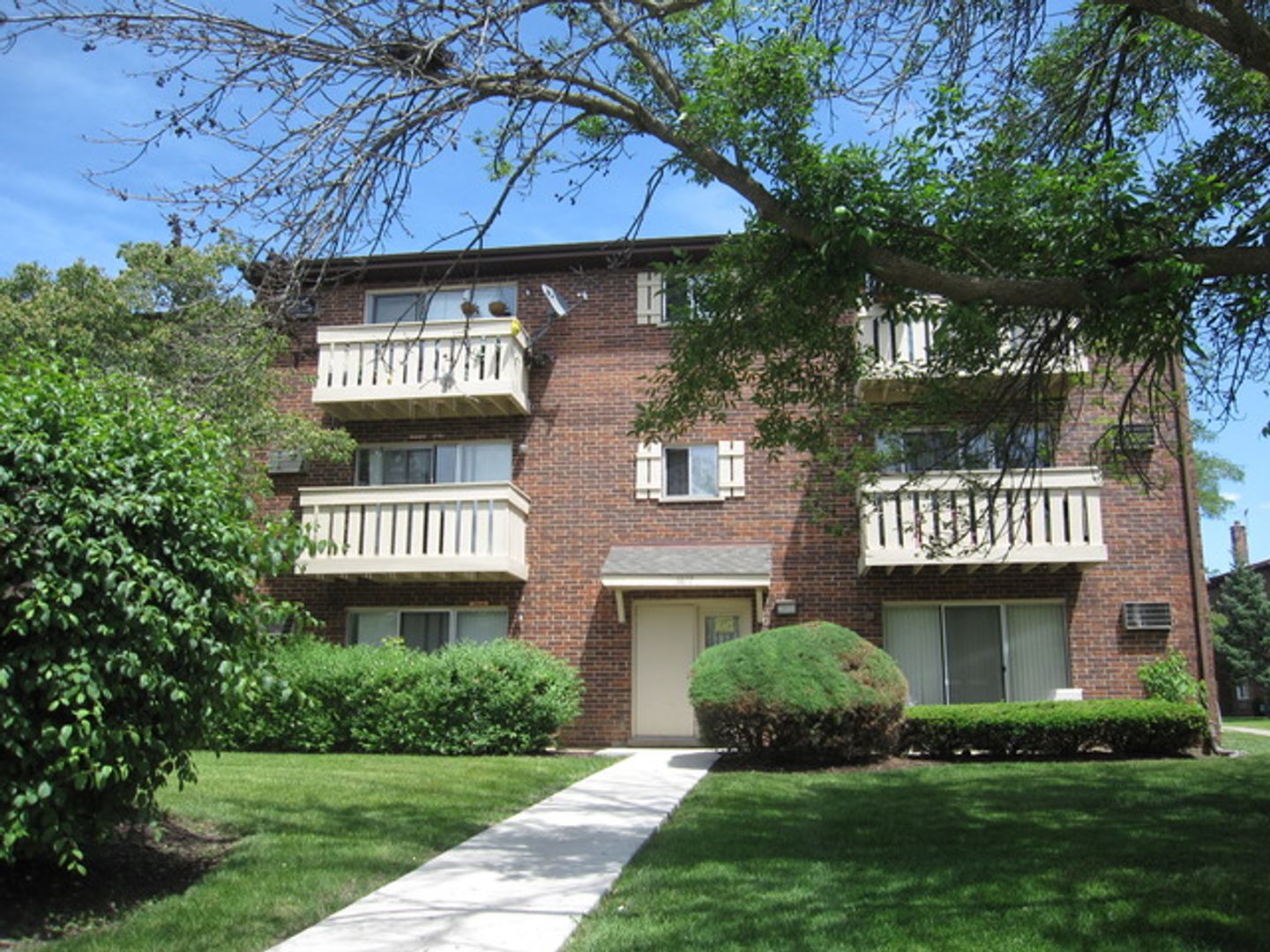 Schaumburg Apartment: 1077 Dickens Way