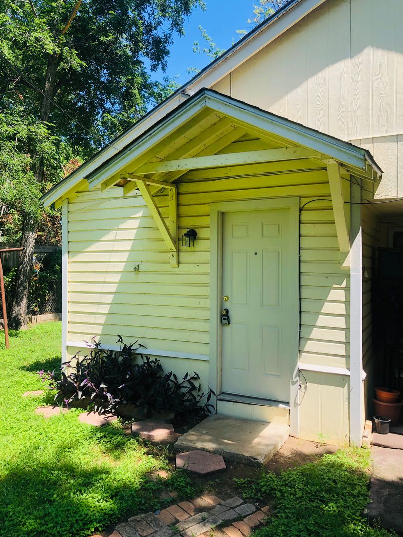 Denton House: 518 W Sycamore