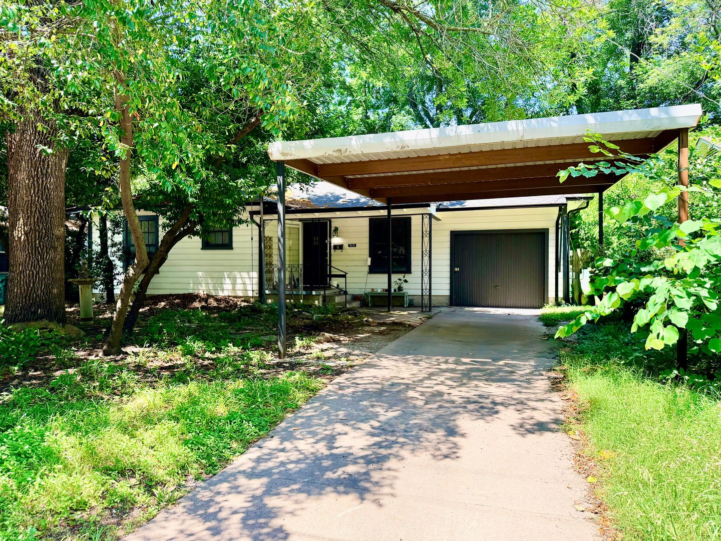 Denton House: 919 Denton St.