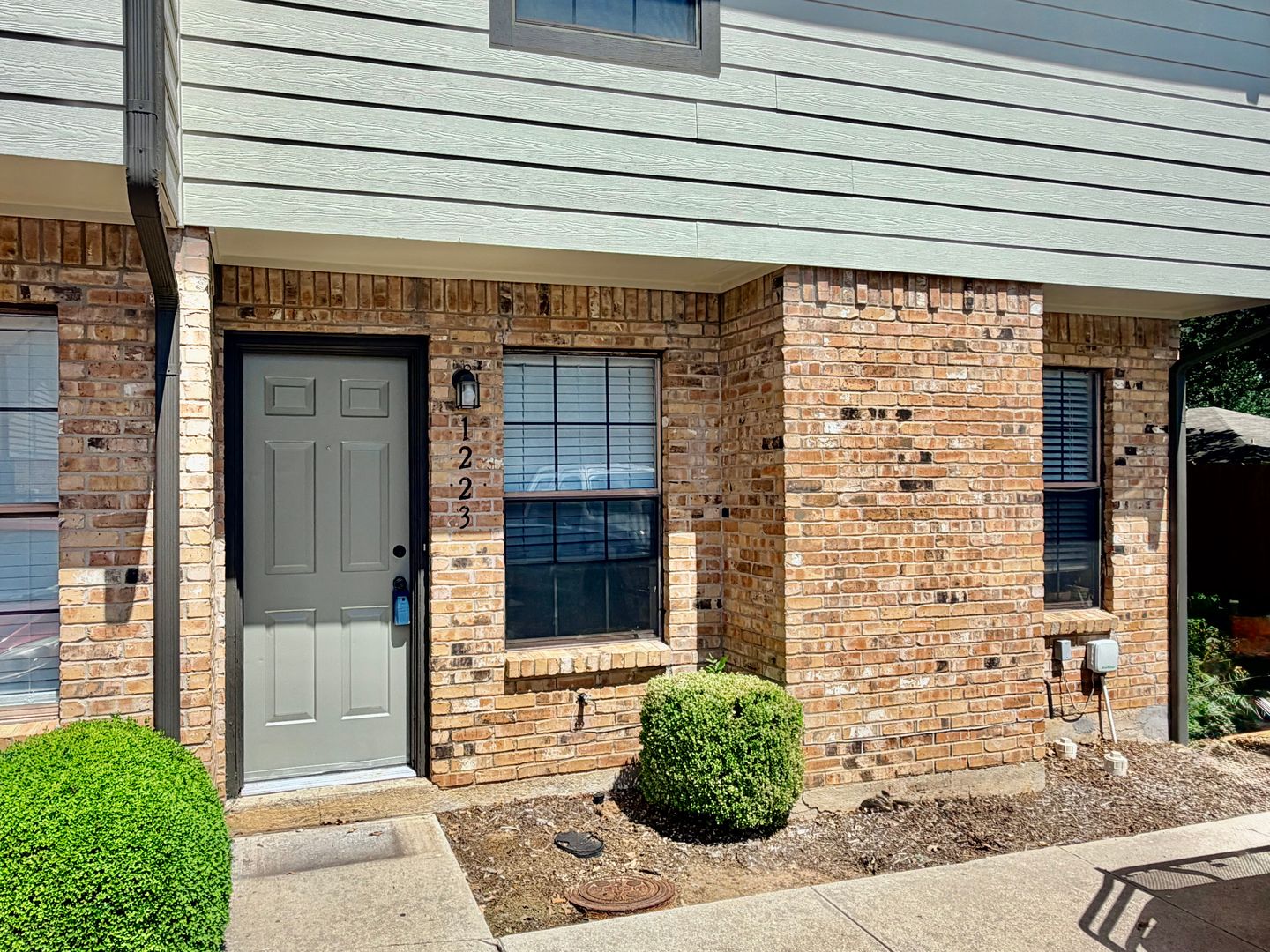 Denton House: 1223 Dallas Dr