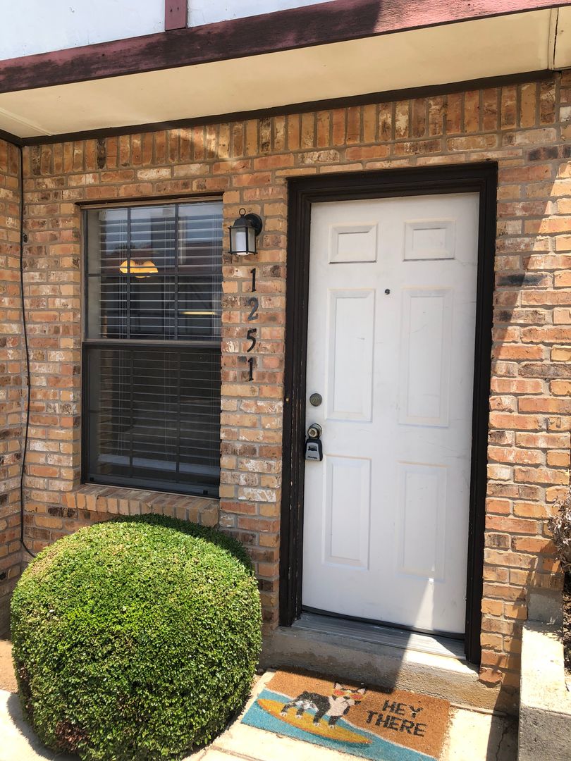 Denton House: 1251 Dallas Drive