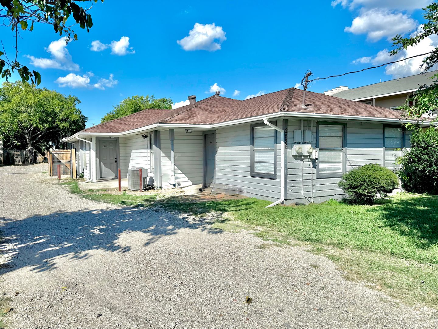 Denton House: 2526 Louise B