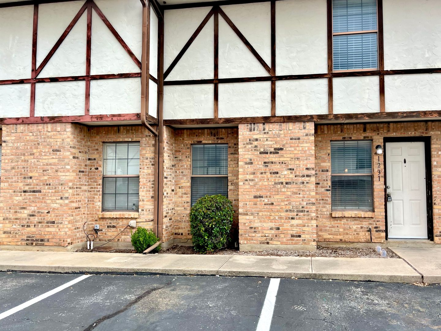 Denton House: 1231 Dallas Drive