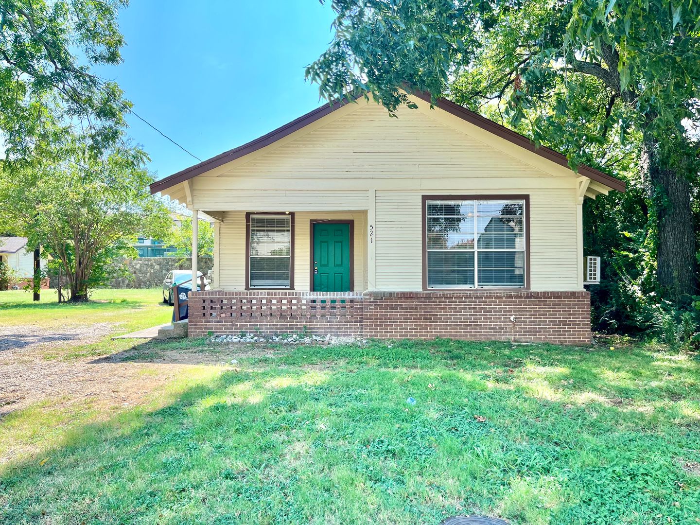 Denton House: 521 W Collins St.