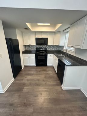 3914 E 11th St Unit 303 – photo 1