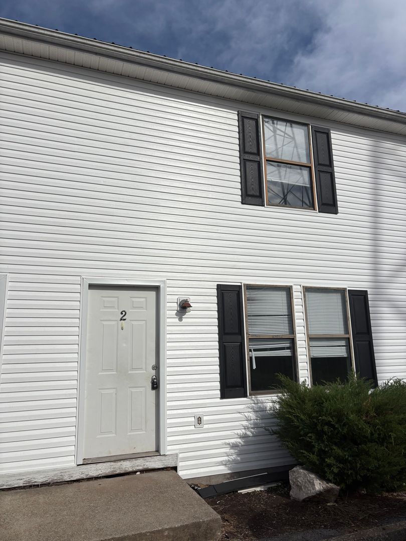 Bowling Green Apartment: 119 Countryside Drive