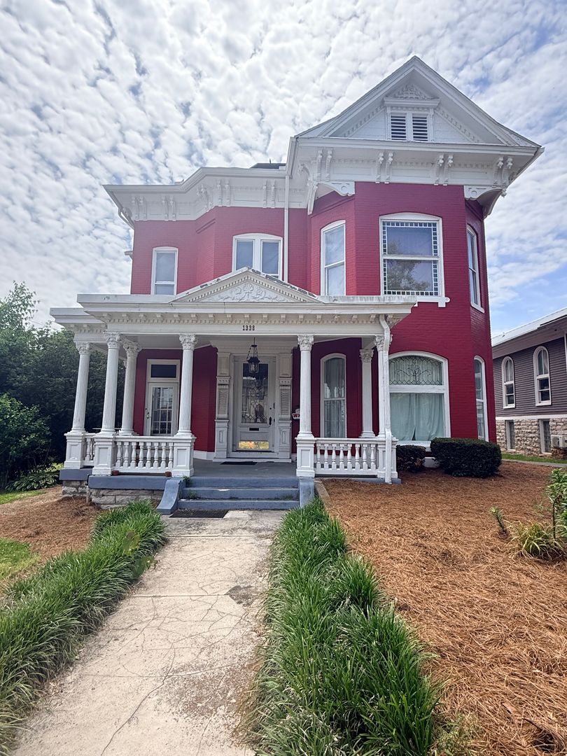 Bowling Green Apartment: 1338 College Street