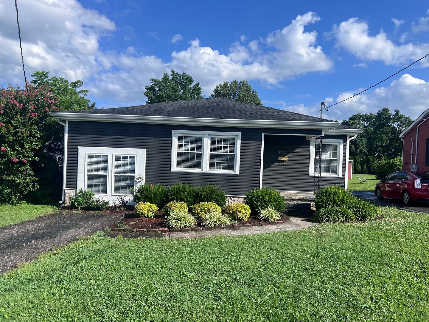 Bowling Green House: 832 Nutwood Street