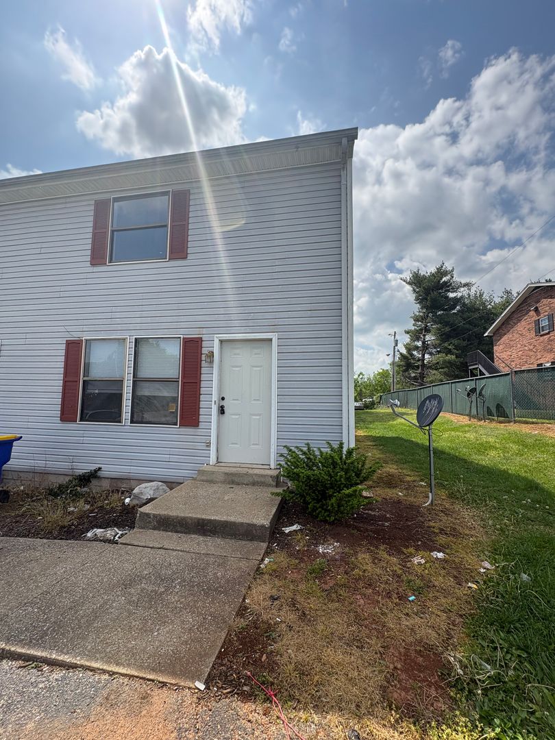 Bowling Green Apartment: 424 Jennings Drive