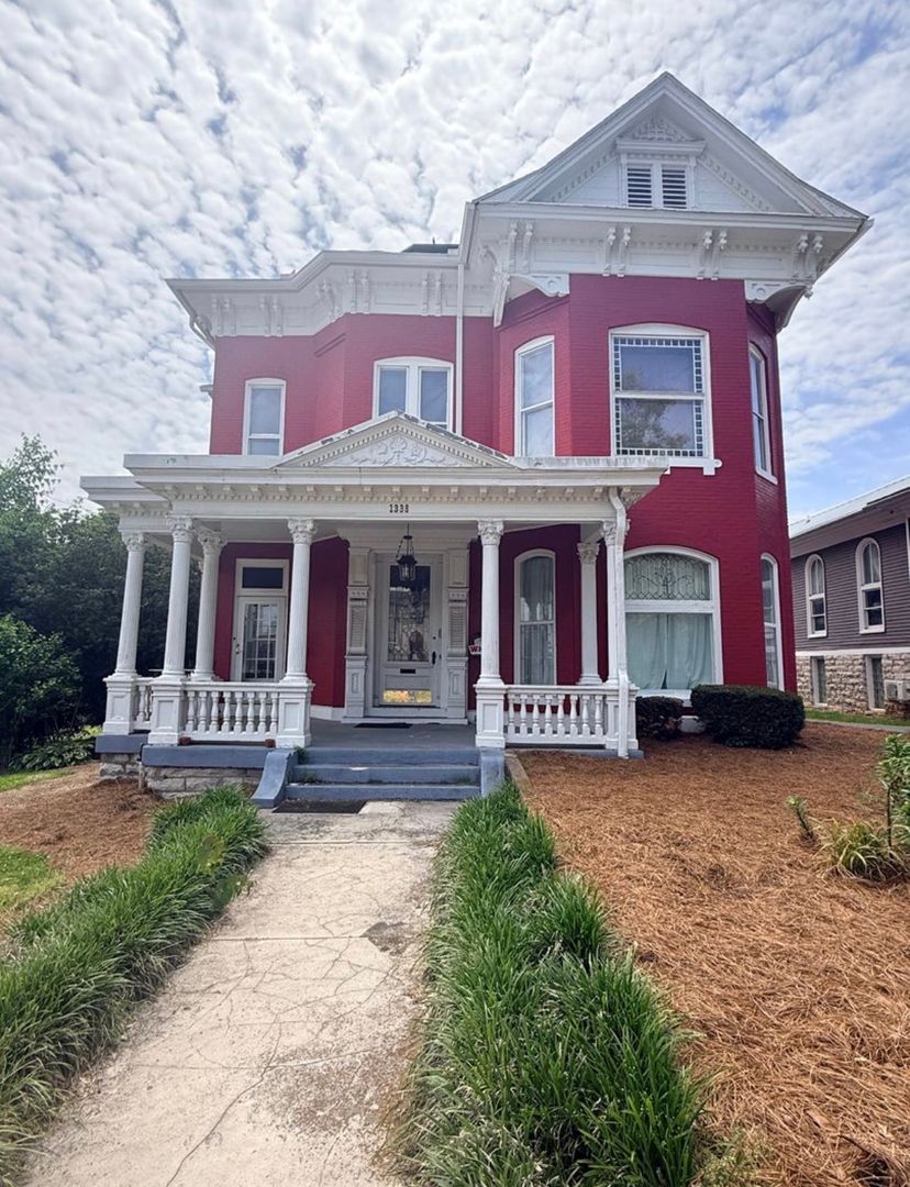 Bowling Green Apartment: 1338 College Street