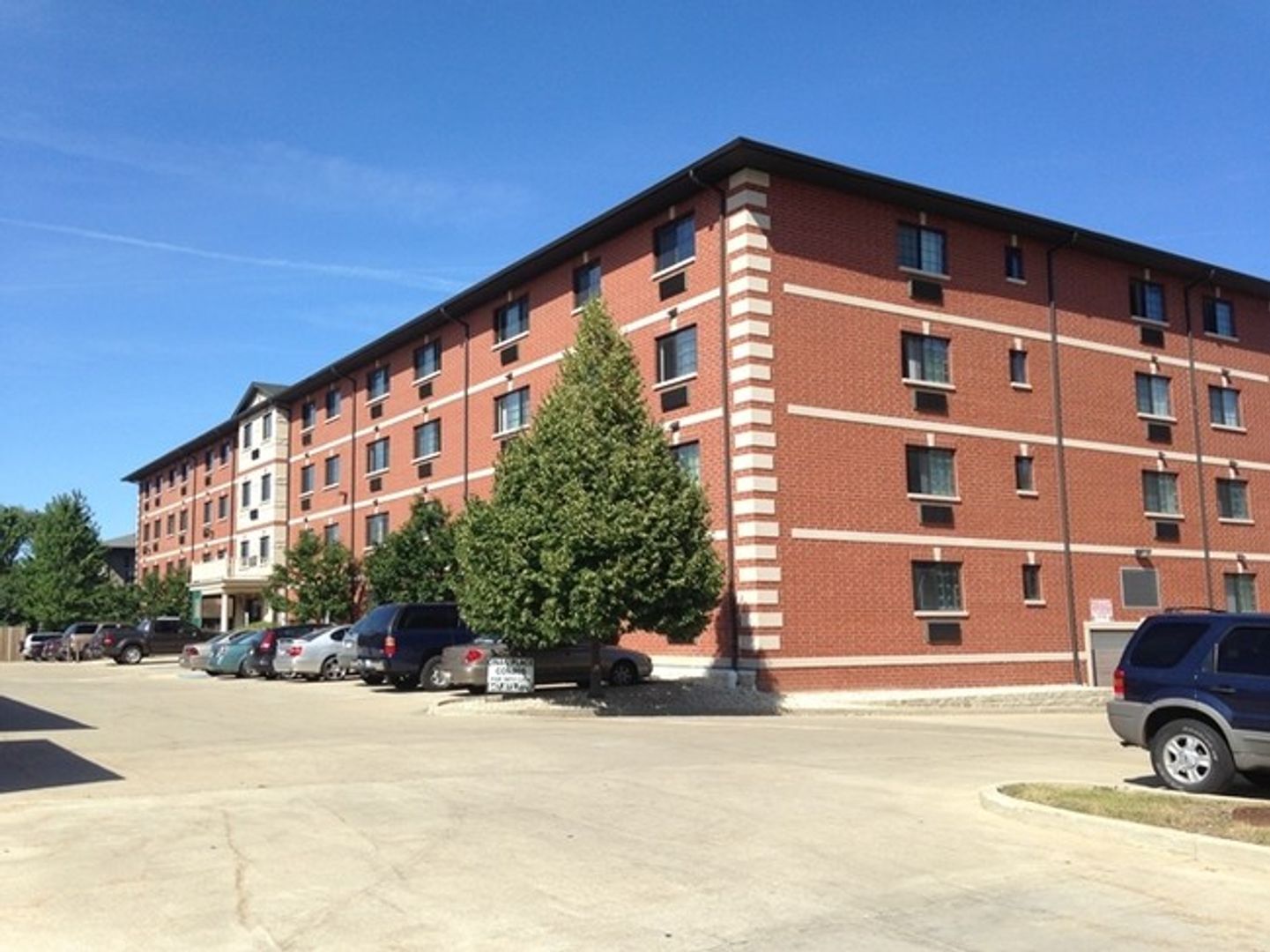Waukegan Apartment: 3370 W. Brooke Ave