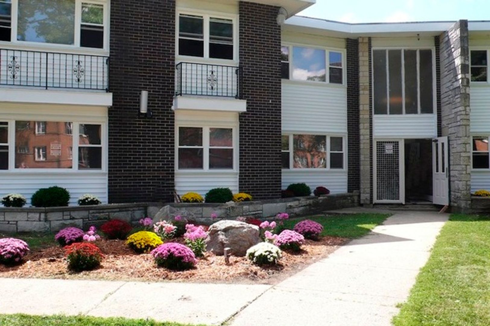 Waukegan Apartment: 2125 Georgetown Ln