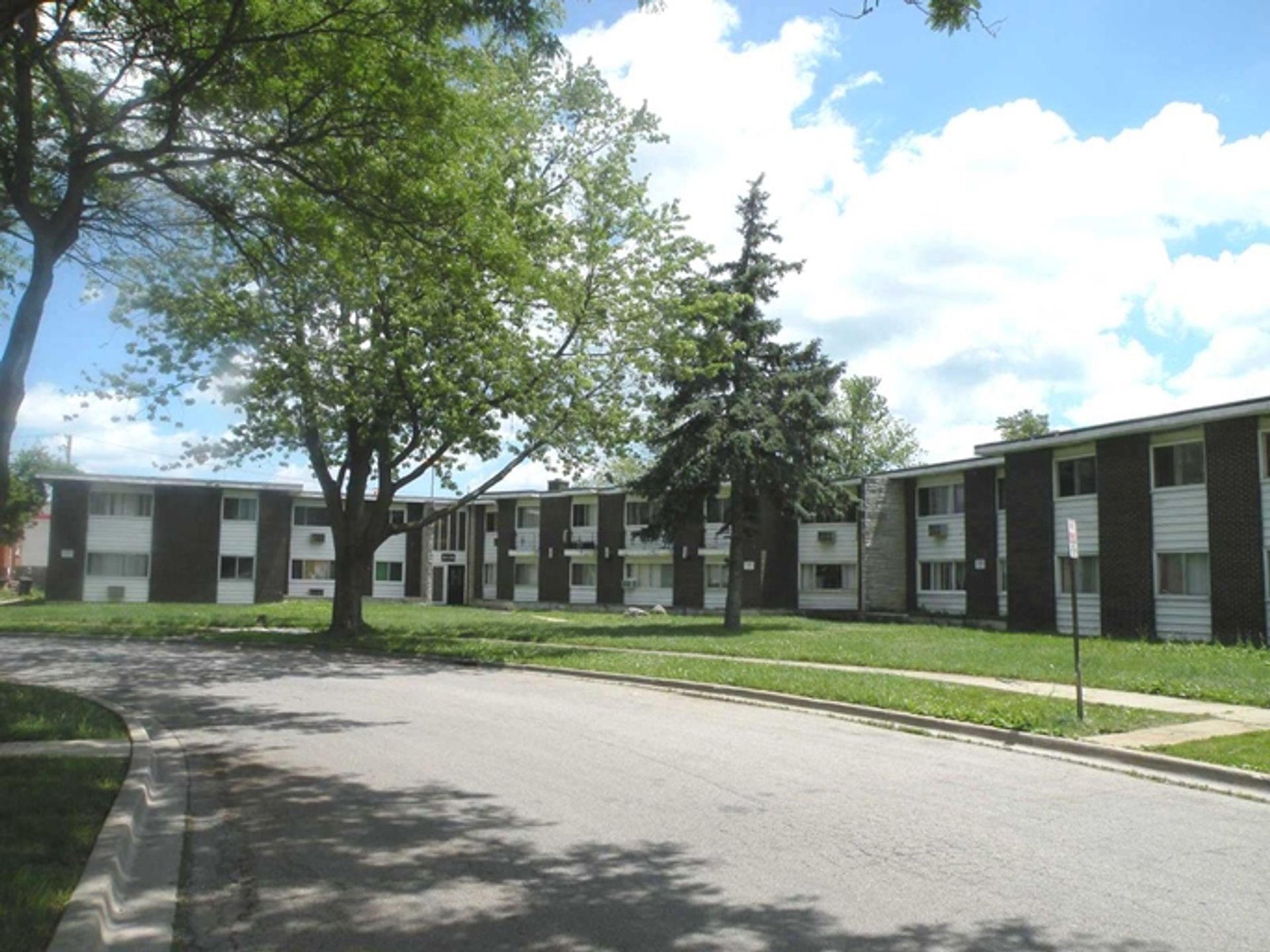 Waukegan Apartment: 2125 Georgetown Ln