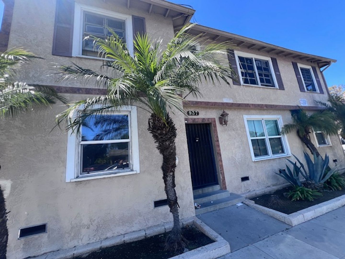 Long Beach Apartment: 937 Magnolia Ave