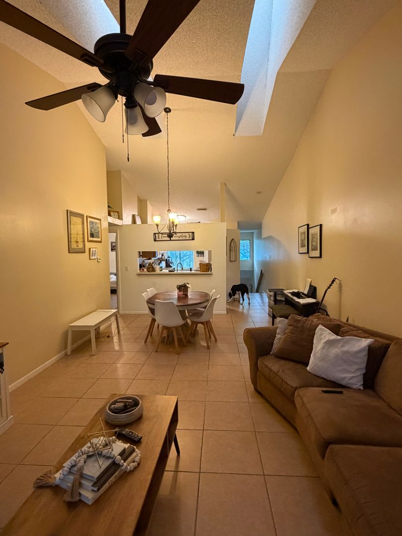 Greenacres Apartment: Harbour Pointe Way