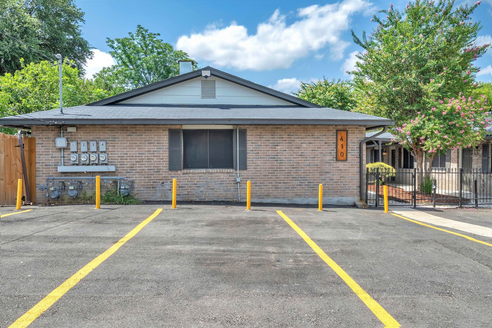 410 Regina St Unit #4 | SUMMER APPLICATION SPECIALS APPLY NOW!