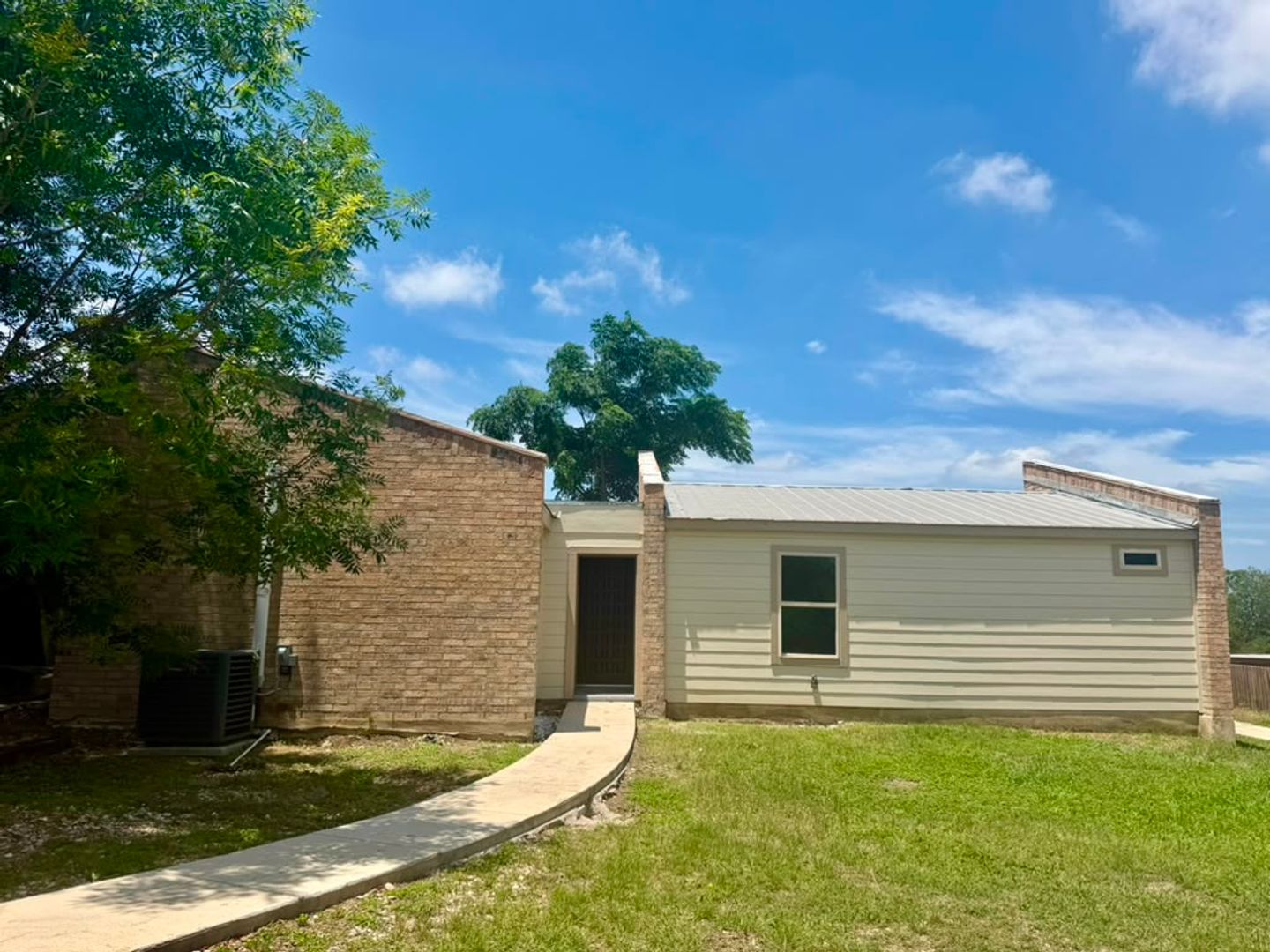 Live Oak House: 12010 Sailing Away St