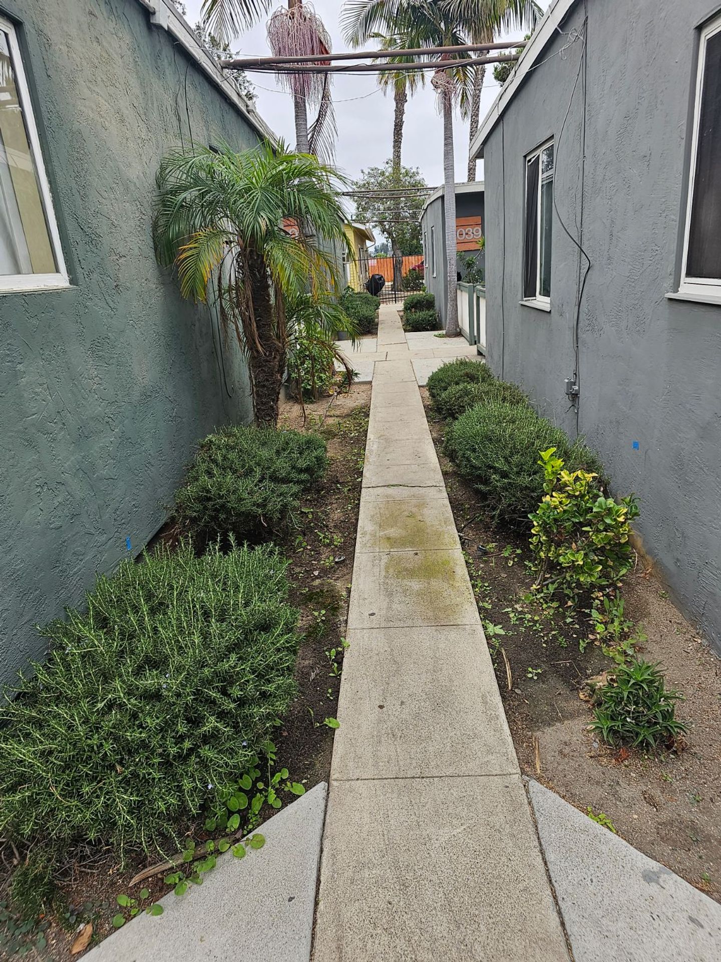 National City Apartment: 1019-1049 E Avenue