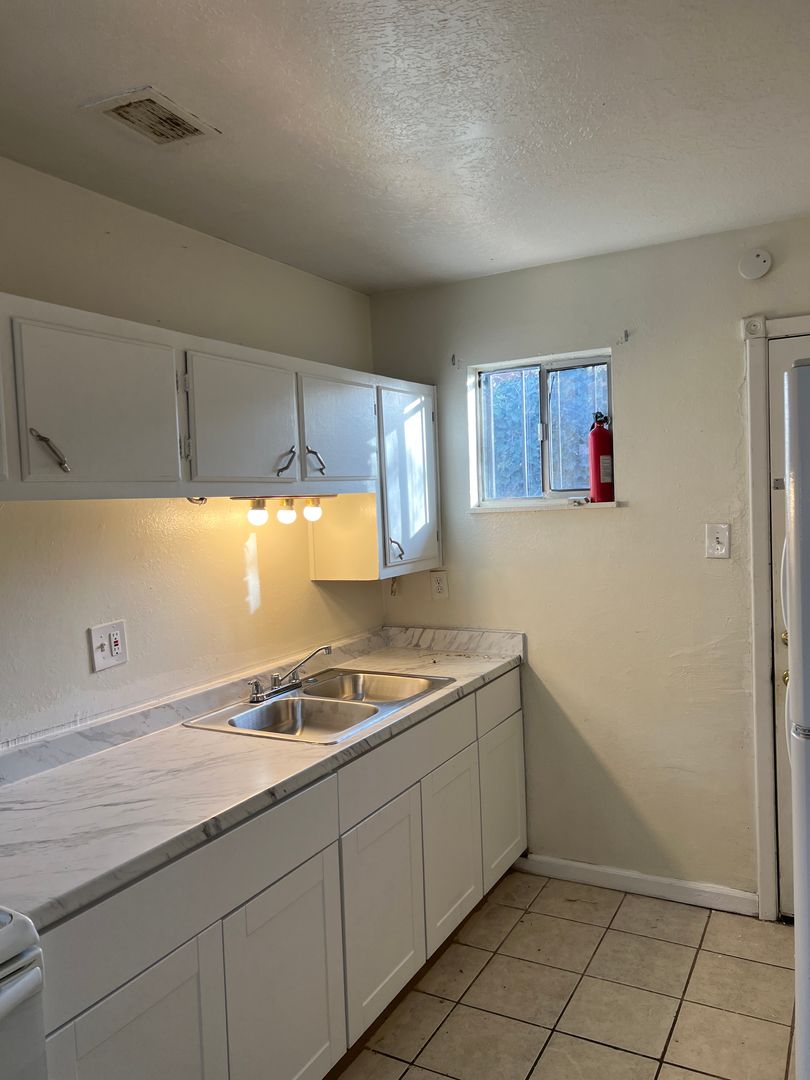 Albuquerque Apartment: 410 Virginia NE