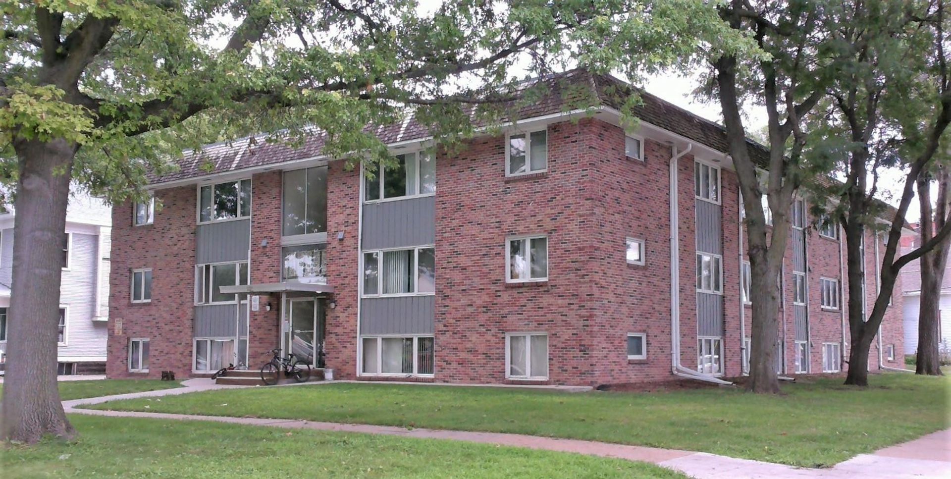 Lincoln Apartment: 1101 D St