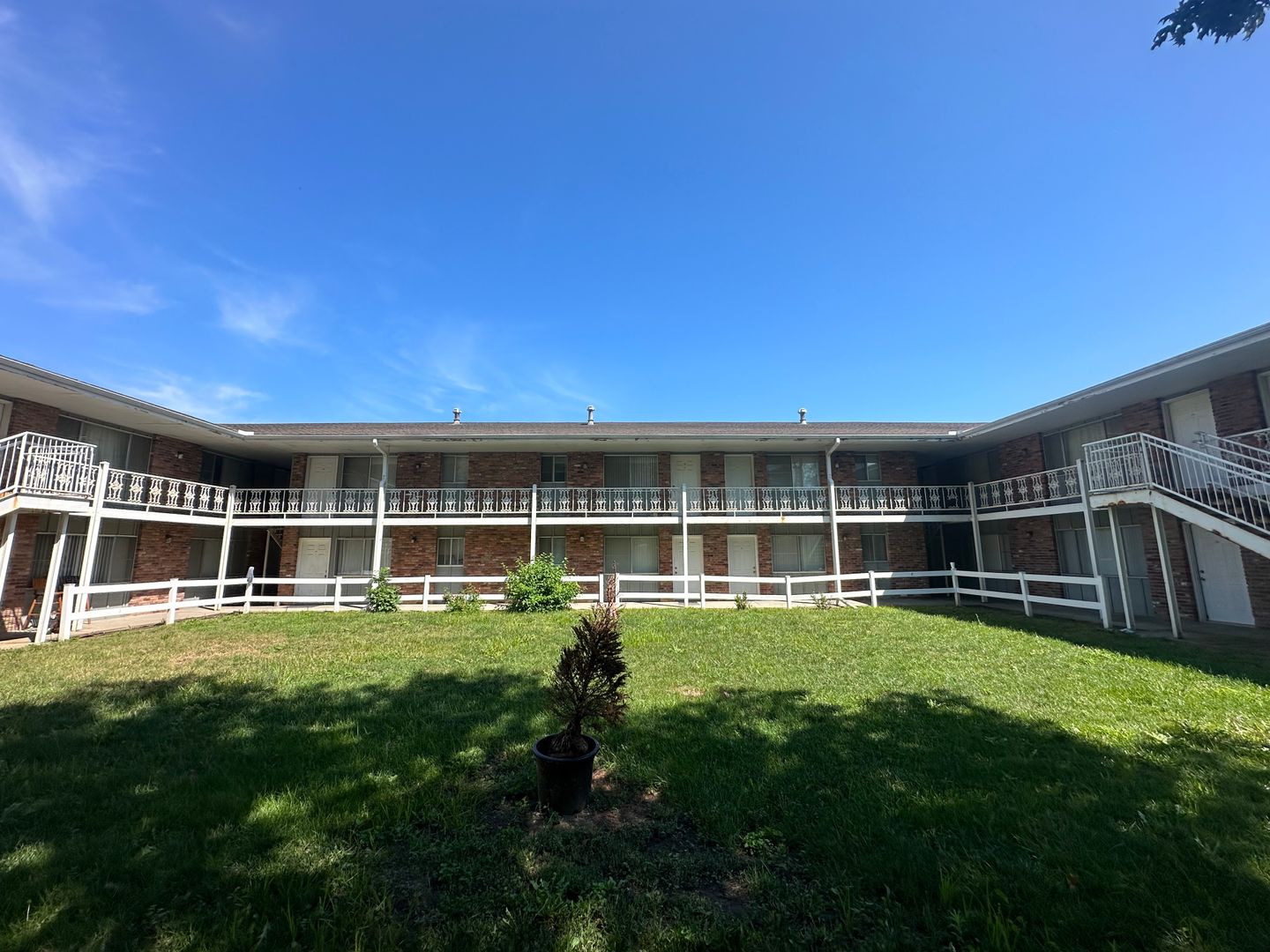 Lincoln Apartment: 1910 J St