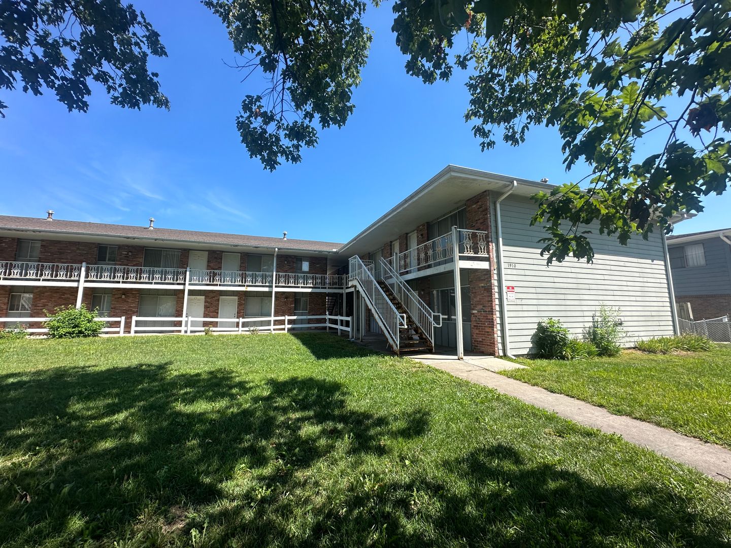 Lincoln Apartment: 1910 J St