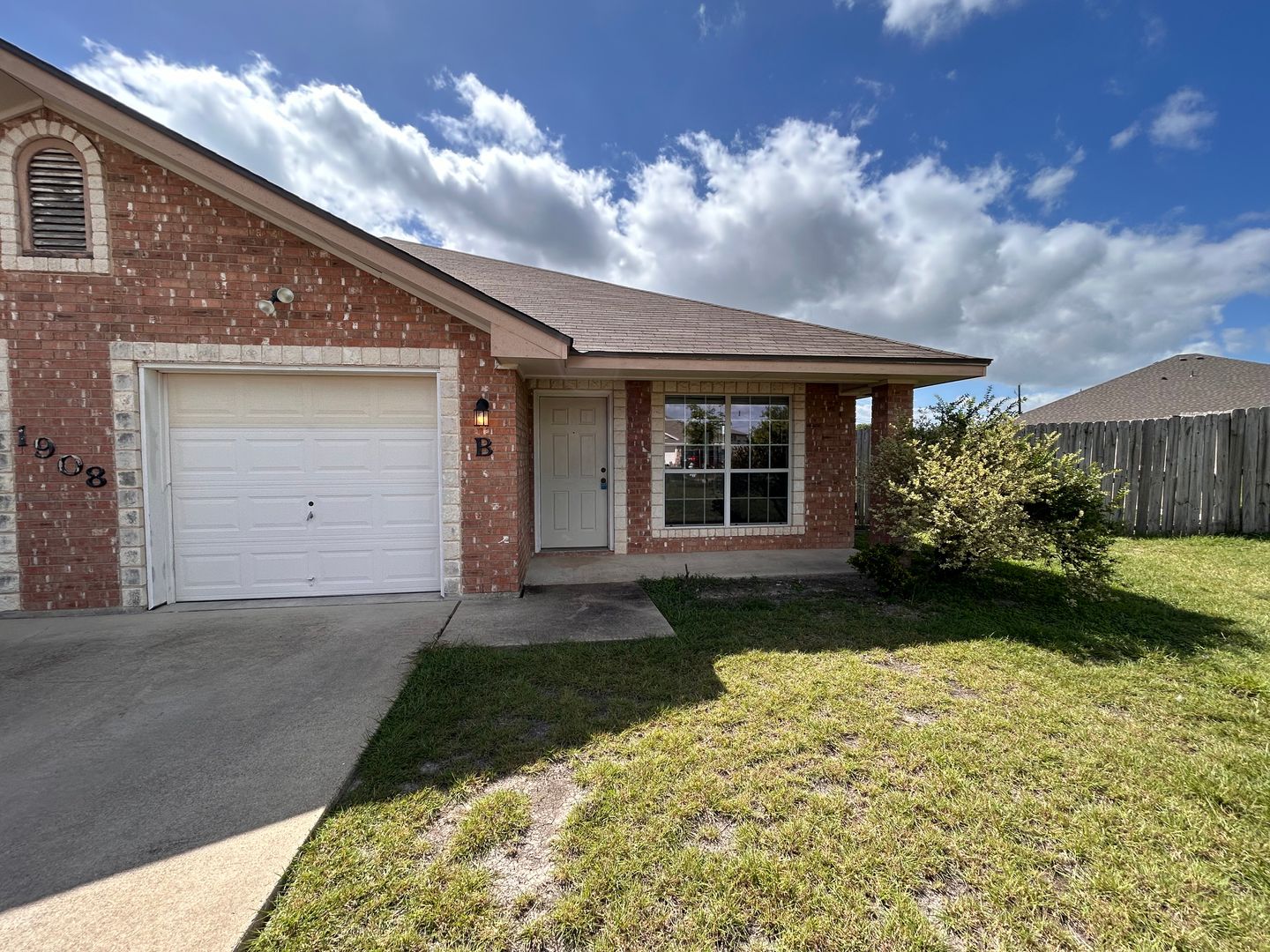 Killeen Apartment: 1908 Charleston Court