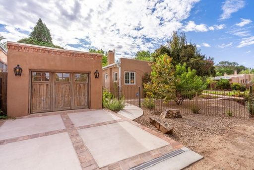 435 e La Paz – Furnished Historic Eastside Home – Utilities Included – photo 1
