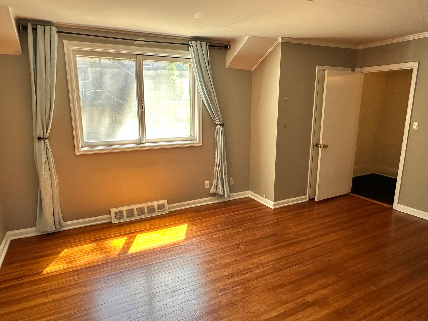 Omaha Apartment: 608 S 38th St