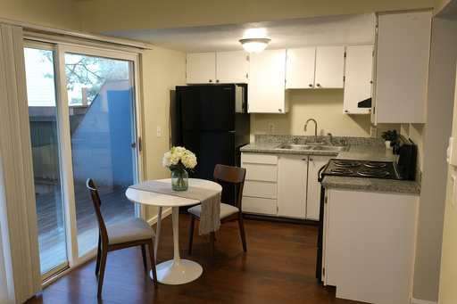 3 Bedroom / 1 Bathroom Townhouse - Walking Distance to George Fox!