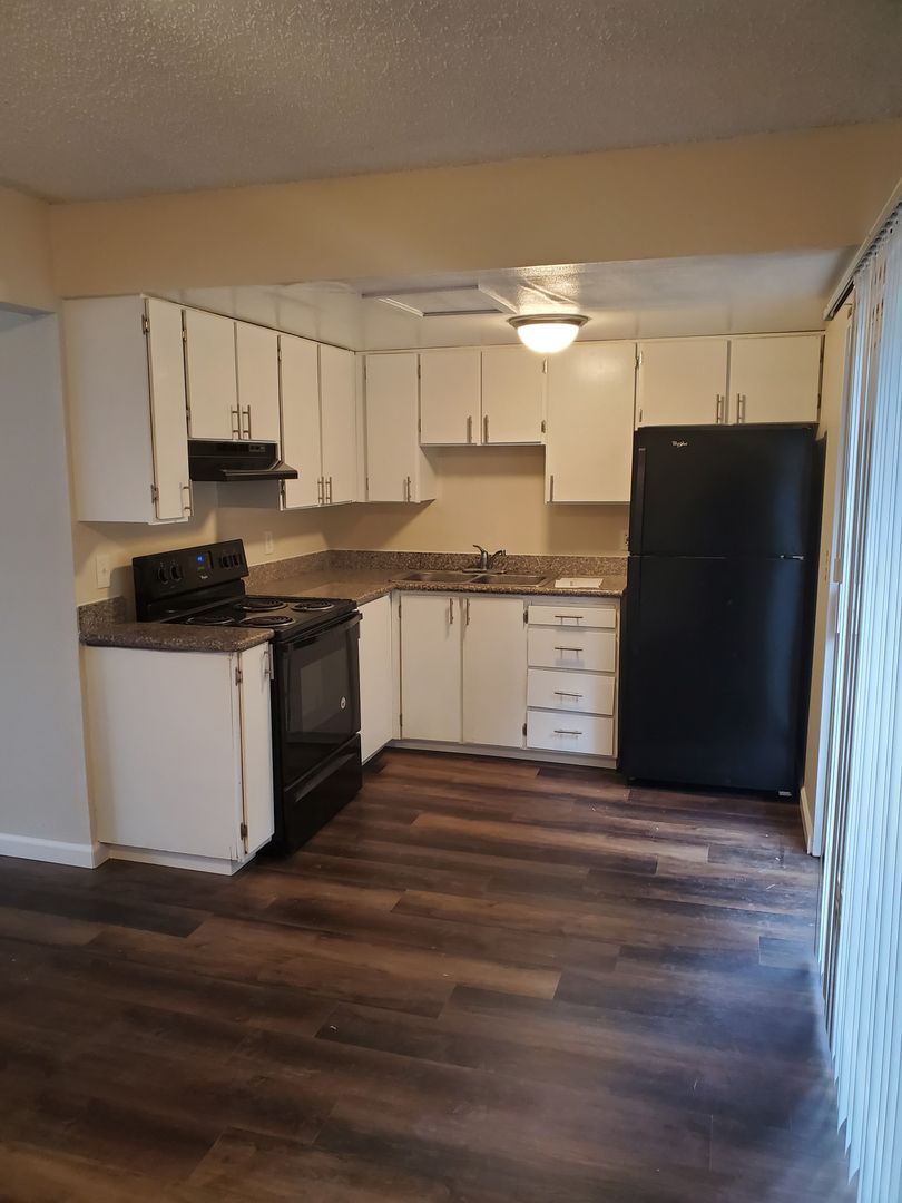 Newberg Apartment: 1536 E. 3rd St