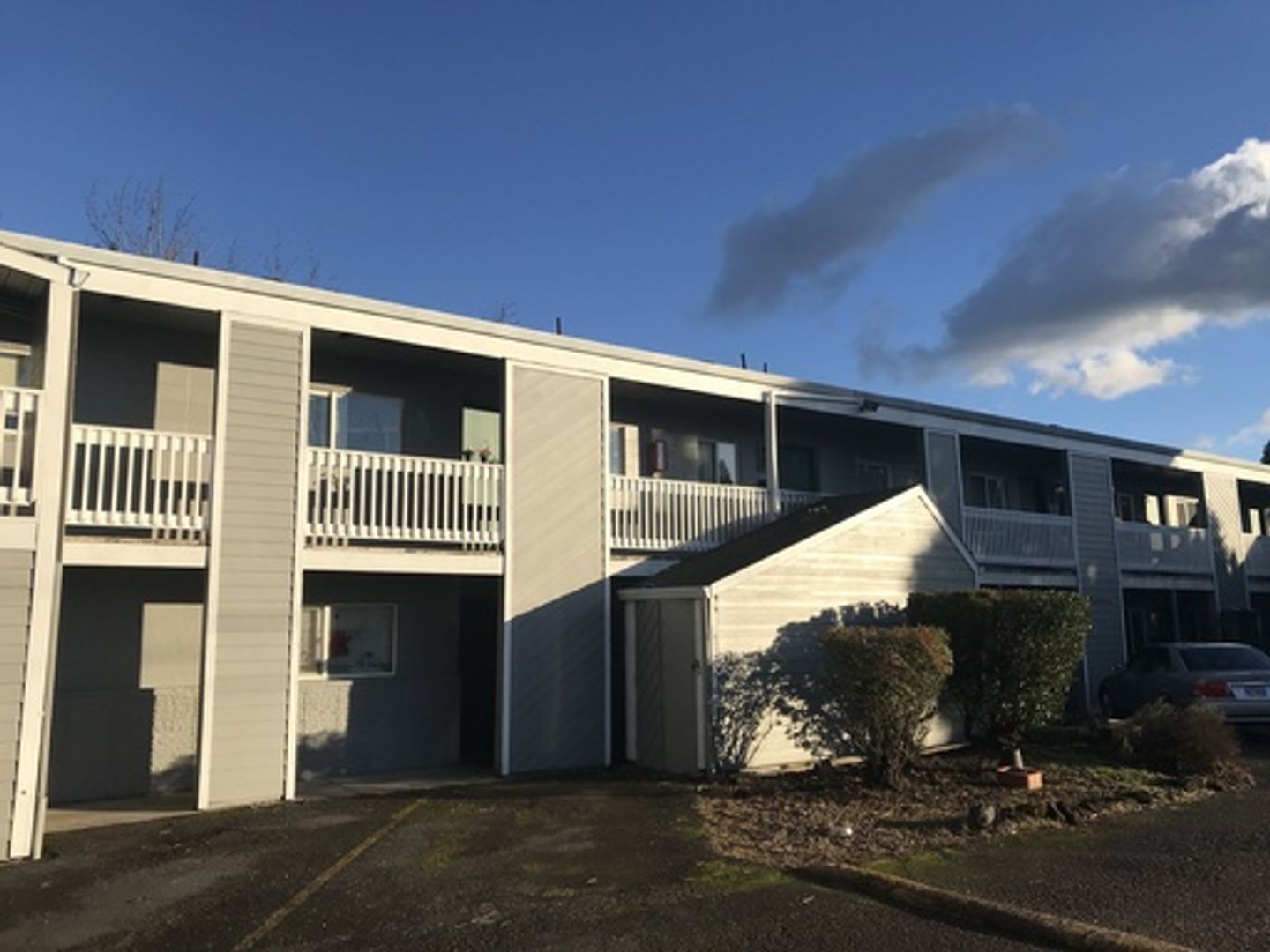 Newberg Apartment: 500 S River St