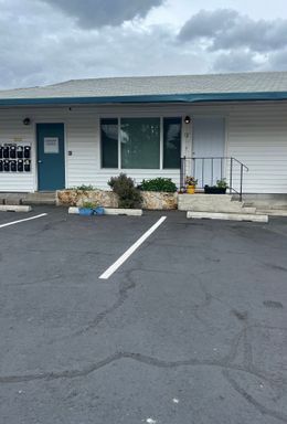 Newly Renovated 2 Bedroom 1 Bathroom Unit - Walking Distance From Linfield!! – photo 1