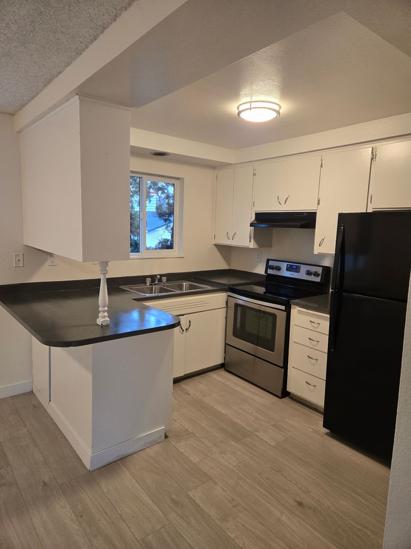 McMinnville Apartment: 815 SW Cozine Ln