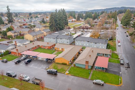 3 Bed / 1 Bath Apartment in Quiet Canby Neighborhood!