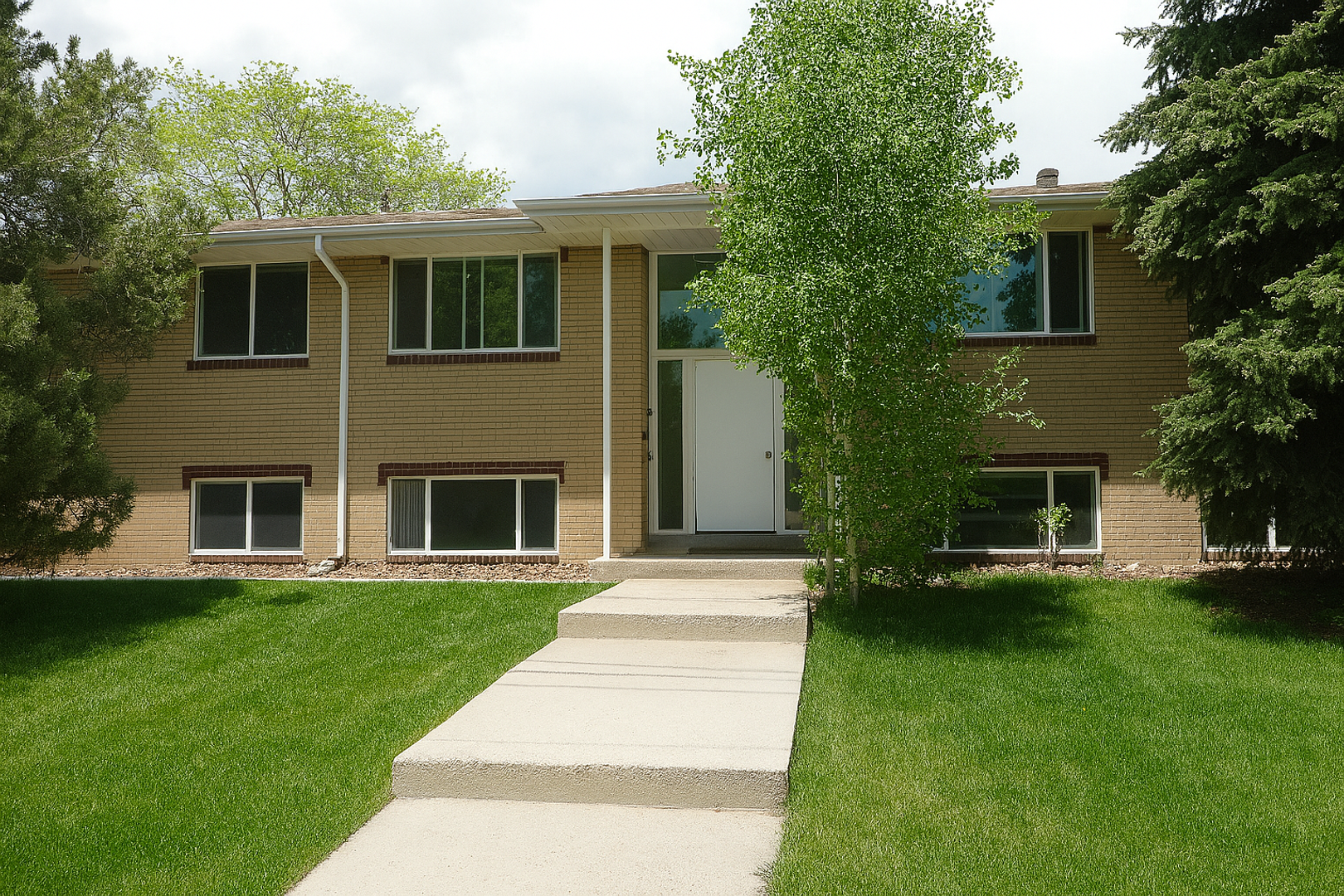 Golden Apartment: 1020 8th St
