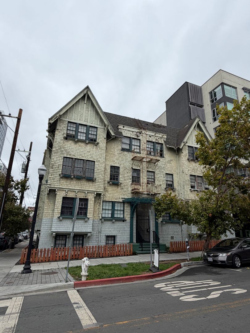 Oakland Apartment: 2346 Valdez St