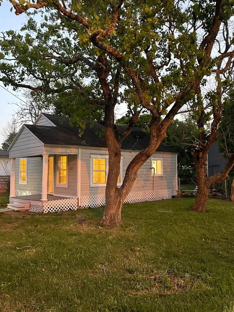 La Marque House: 702 Rosedale St. Unit A