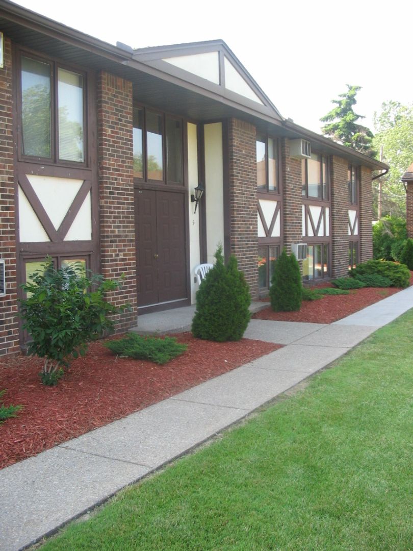 Lockport Apartment: 6 Tudor Lane