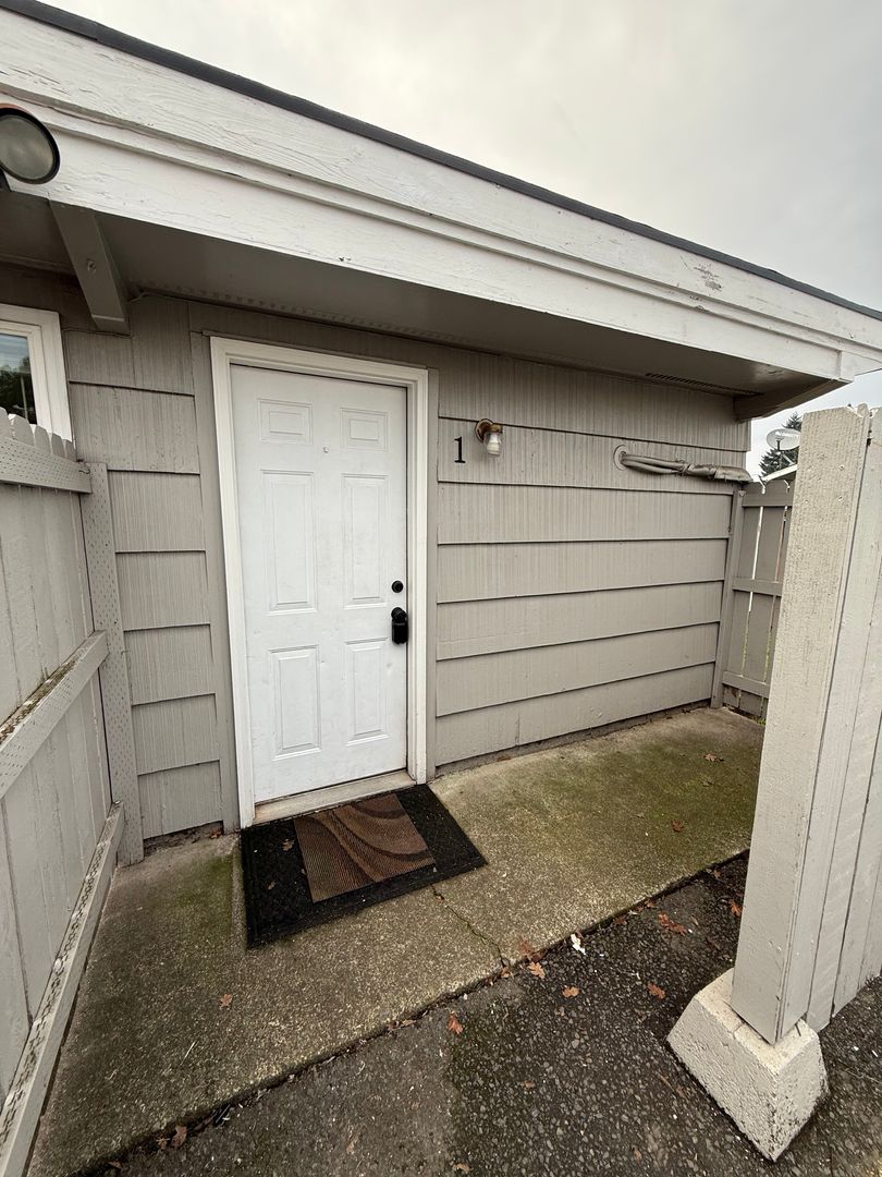 Stayton Apartment: 940 E. Jefferson