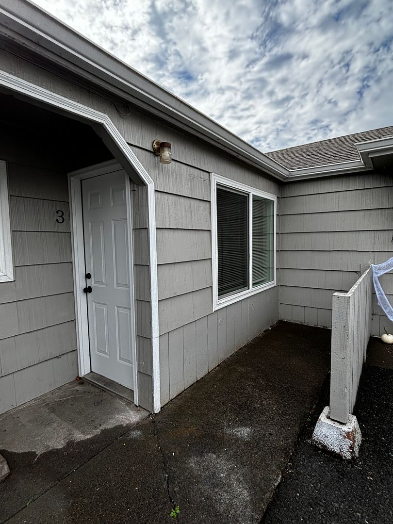 Stayton Apartment: 940 E. Jefferson