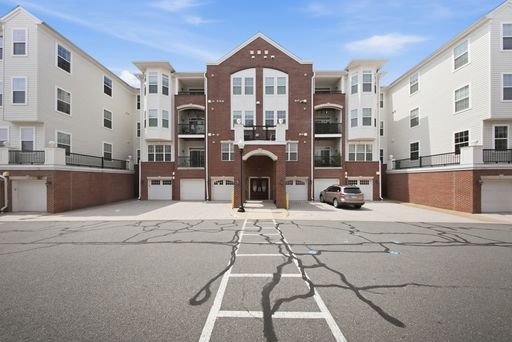 Located in a desirable 55+ community, this well-maintained condominium offers comfortable, low-maintenance living in the heart of Manassas. – photo 1
