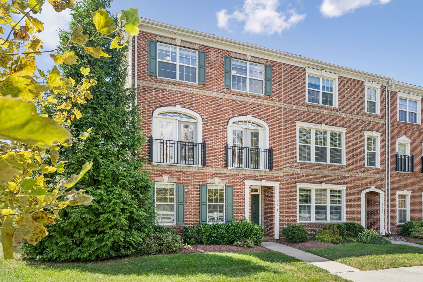 Leesburg Townhome: 43728 Gold Hill Square