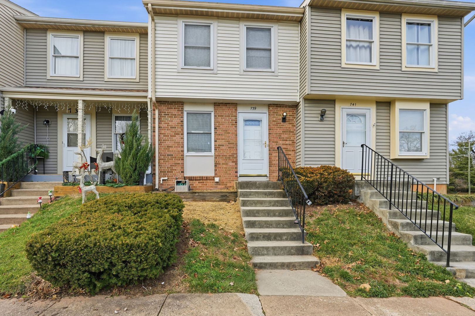 Sterling Townhome: 739 Brethour Court