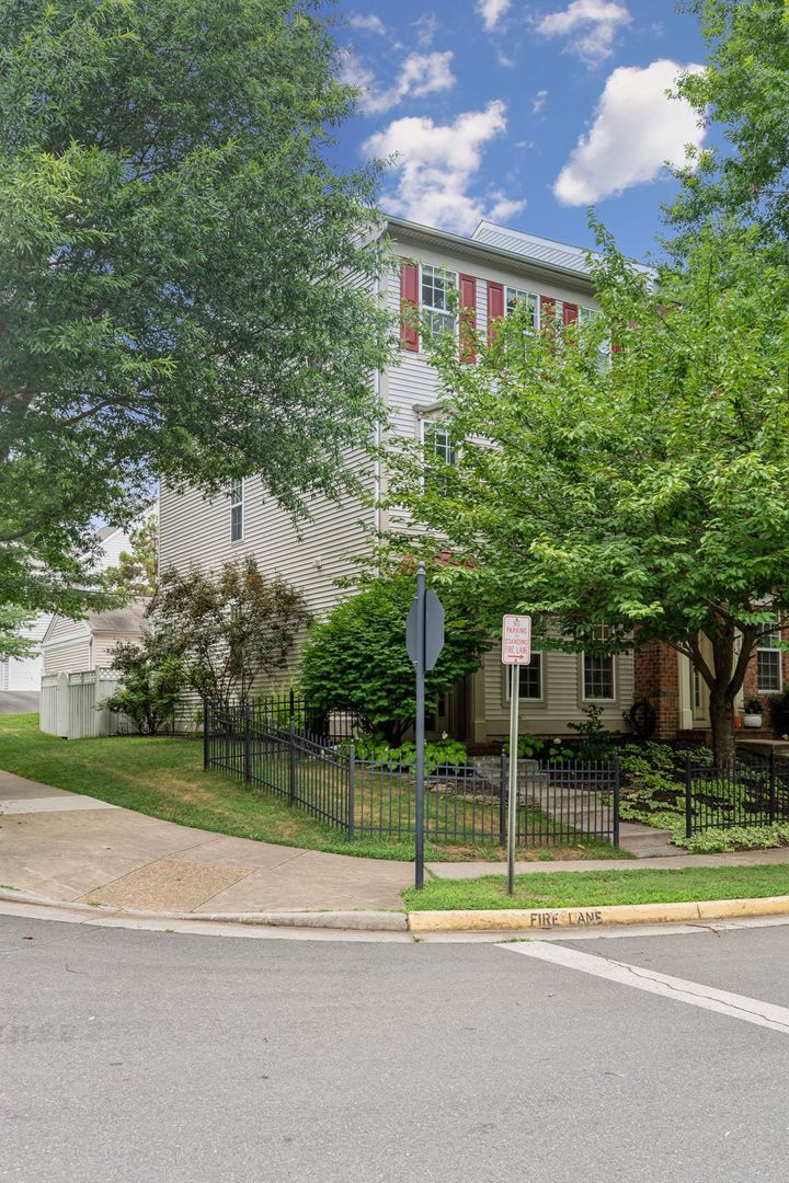 Ashburn House: 20353 Bowfonds Street