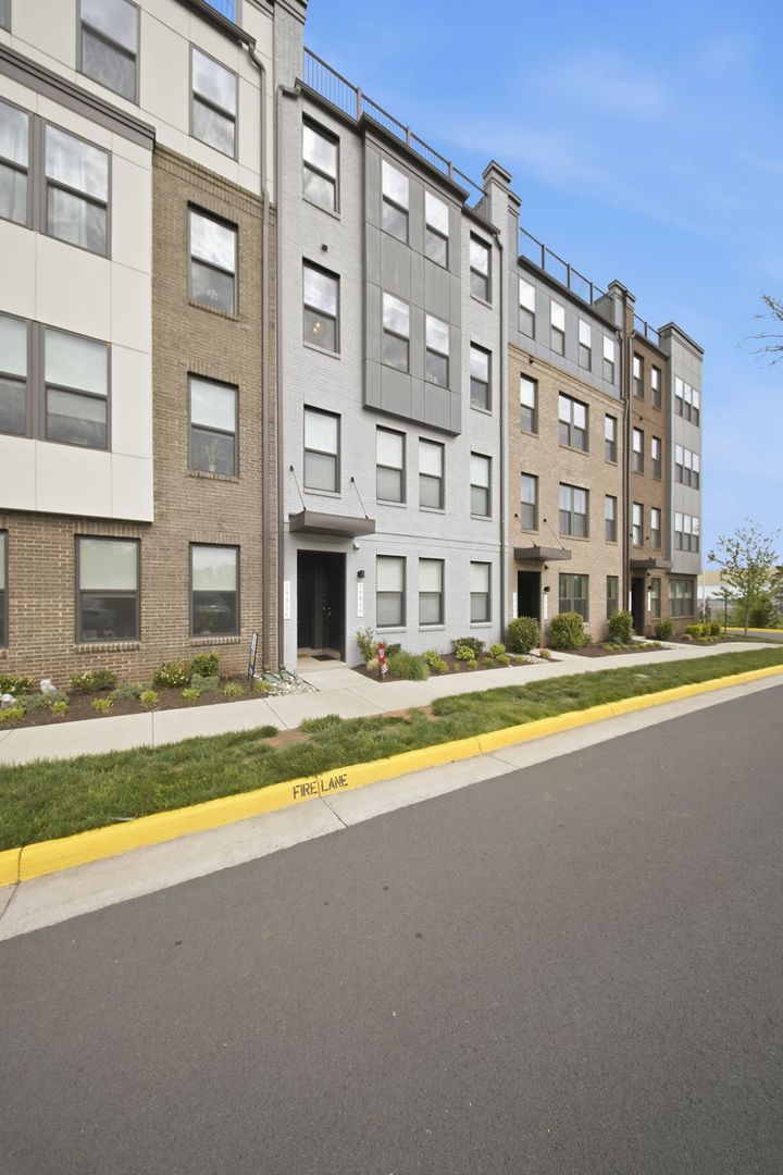 Ashburn Condo: 20354 Newfoundland Square