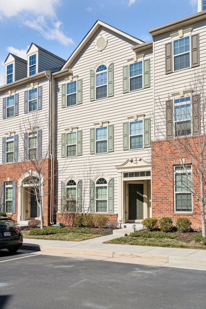 Aldie Townhome: 42116 Piebald Square