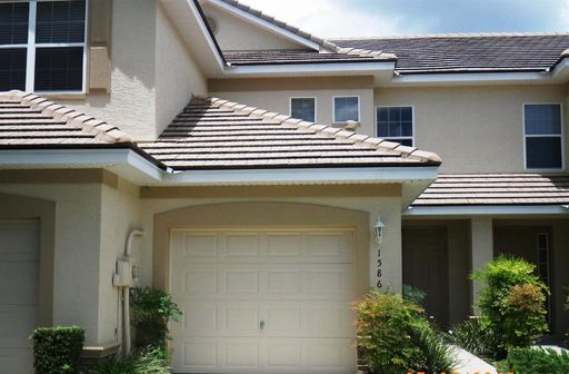 Brentwood Townhome with Social Membership