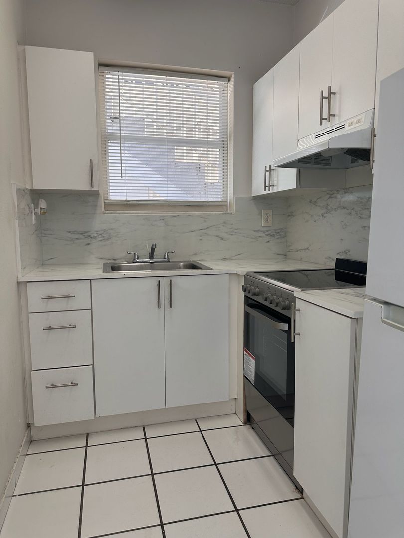 626 - Kina Hialeah 2 of 14