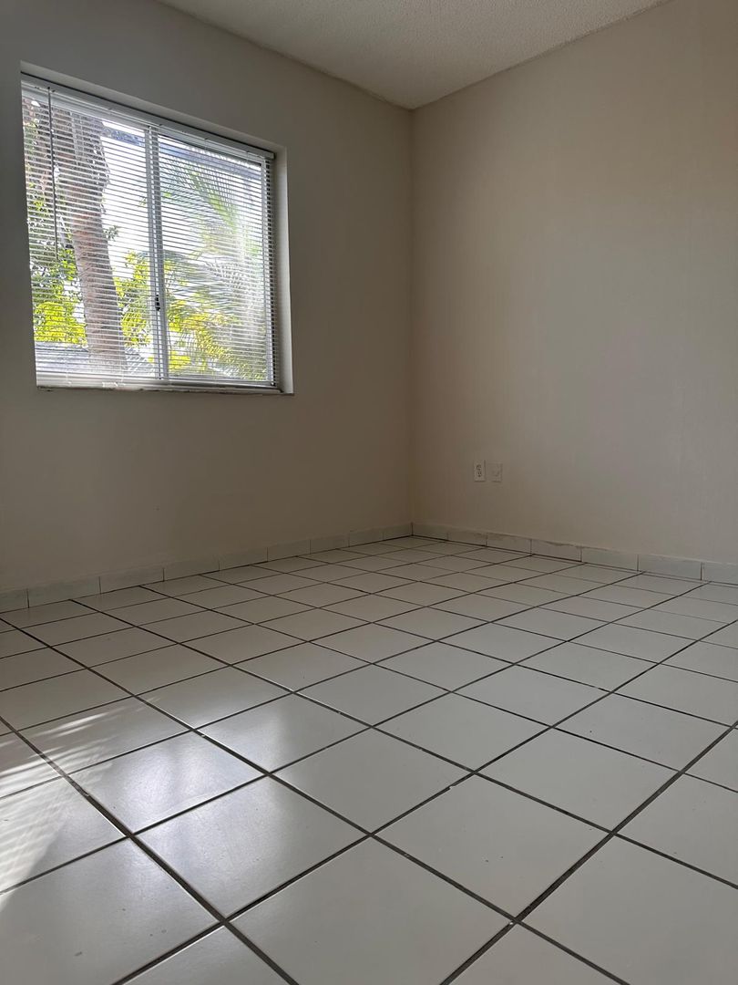 626 - Kina Hialeah 8 of 13